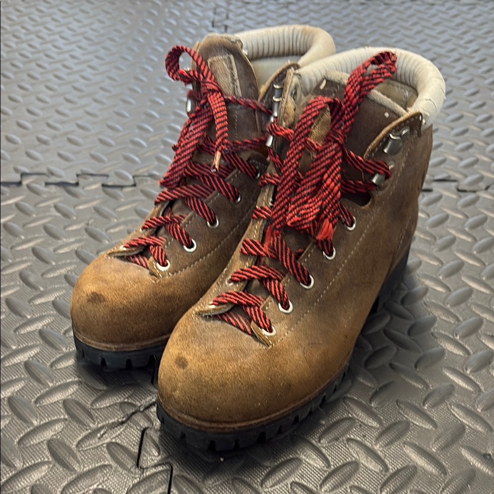 VASQUE Men’s Brown Hiking Boots with Red Laces size 7.5